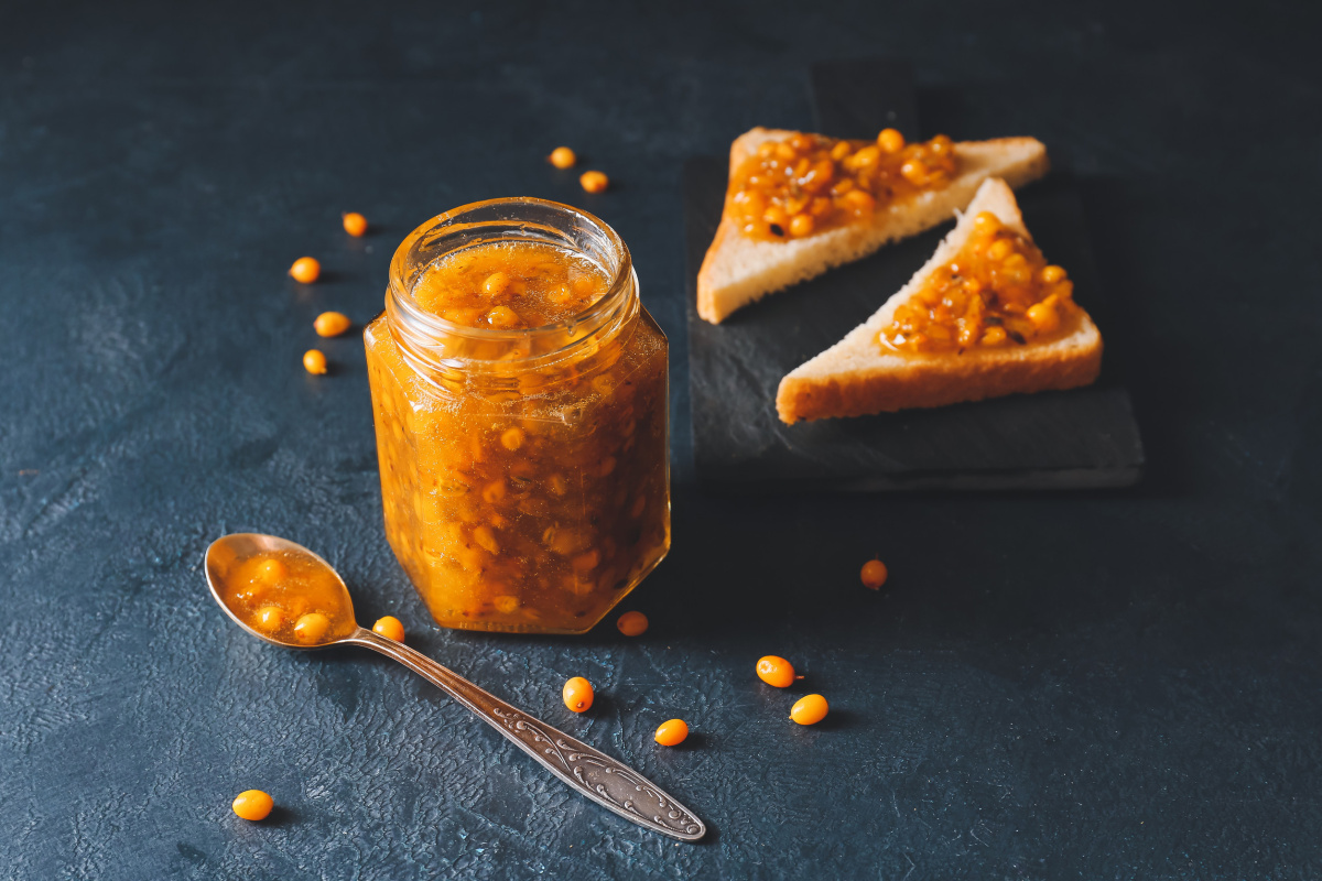 Pot de confiture d'argousier maison.