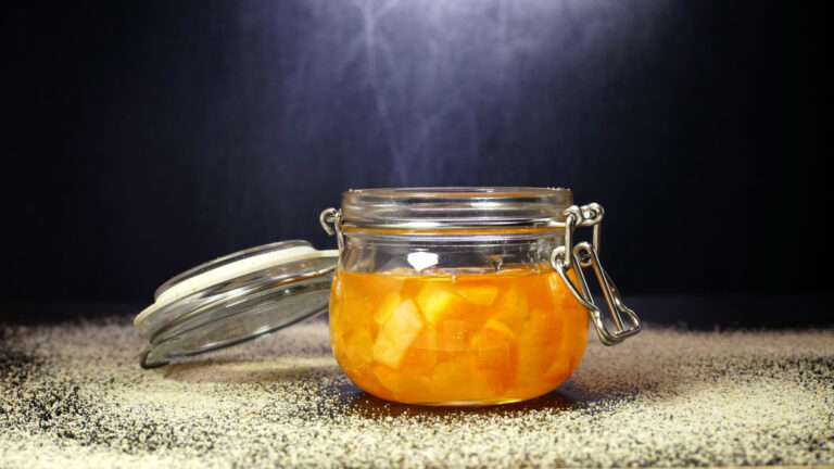 Confiture d'orange maison avec des morceaux de fruits confits.