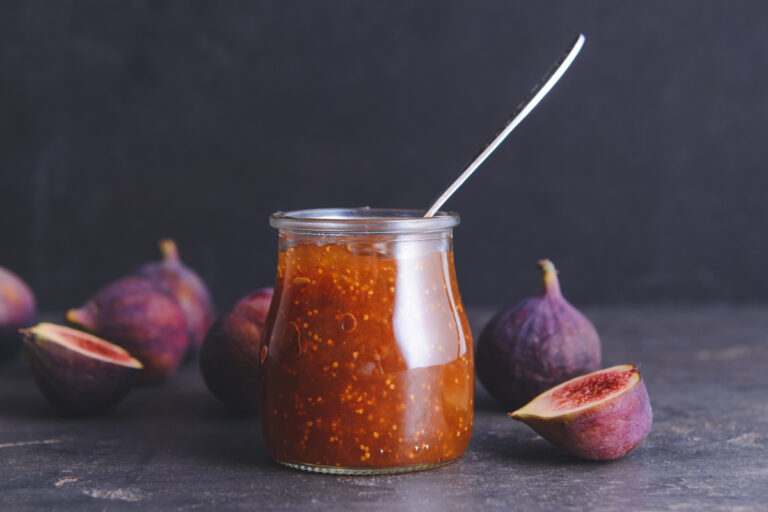 Pot de confiture de figues maison.