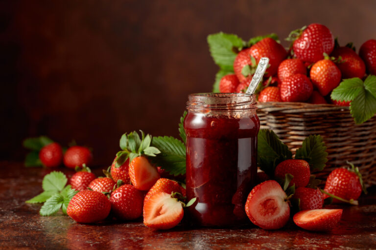 Pot de confiture de fraises maison.