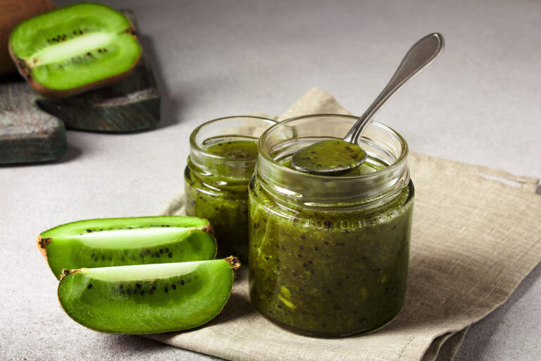 Pots de confiture de kiwi maison.