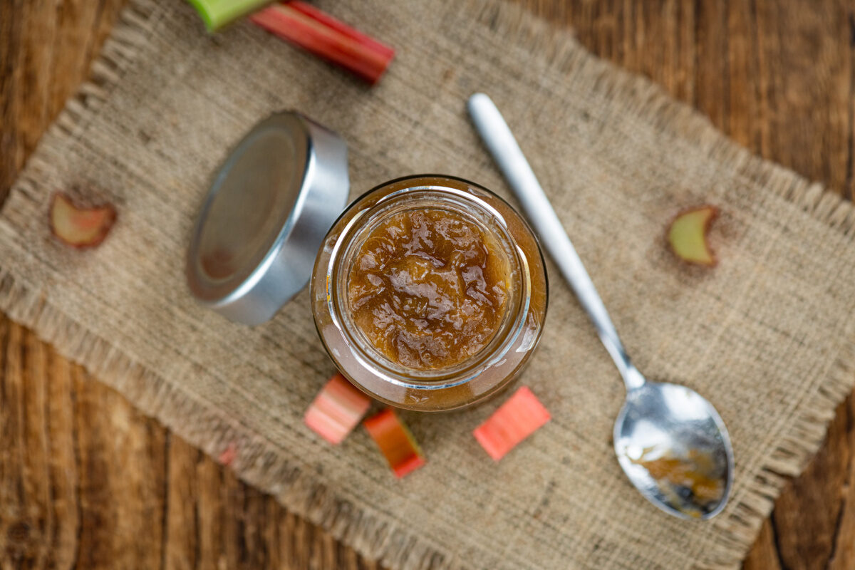 Confiture de rhubarbe maison.
