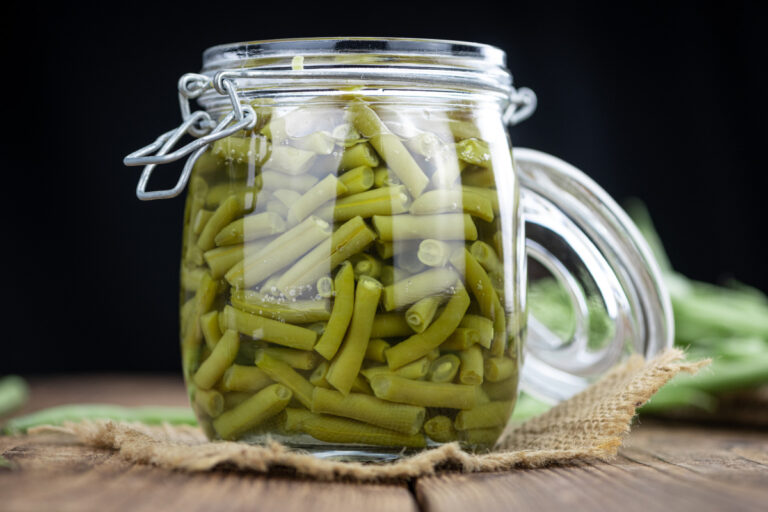 Bocal de haricots verts en conserve maison.