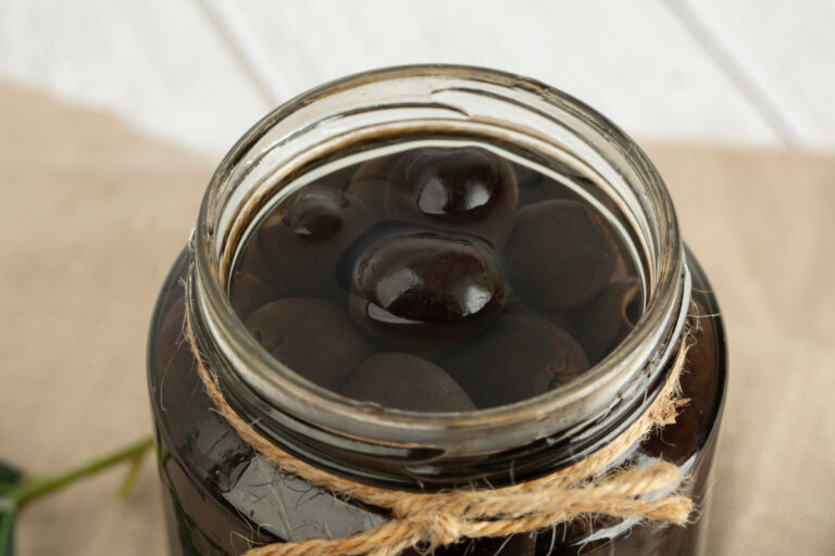Olives noires conservées dans de l'huile d'olive.