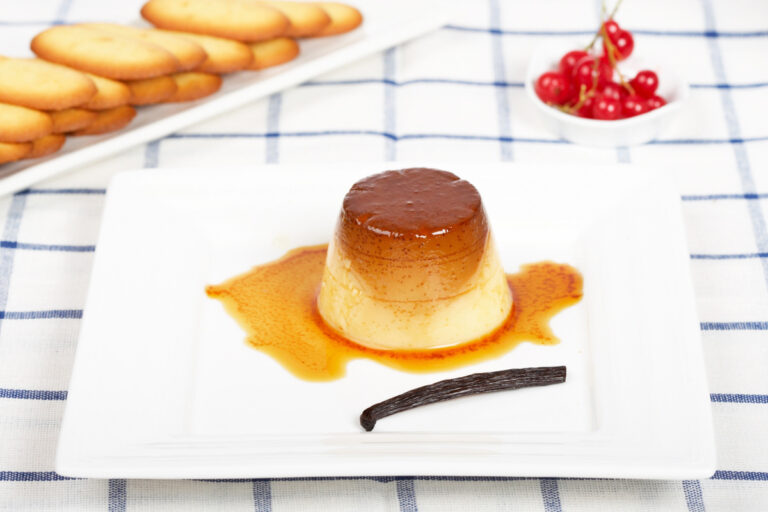 Crème caramel individuelle à la vanille.