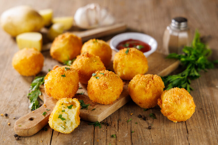 Croquettes de pommes de terre dorées.