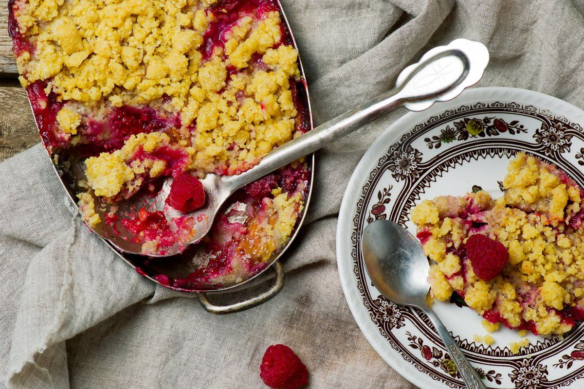 Crumble dor&eacute; aux framboises.