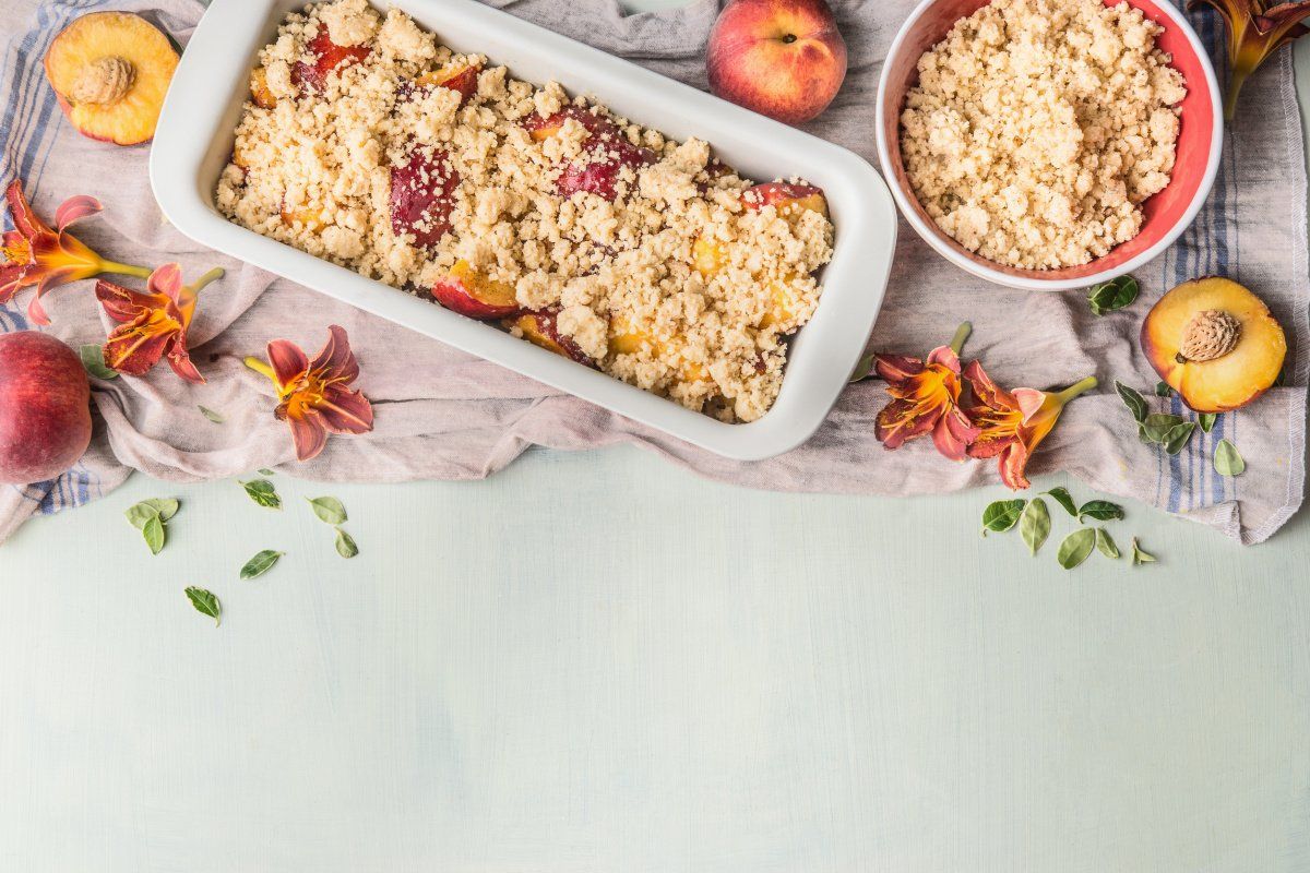 Crumble aux p&ecirc;ches.