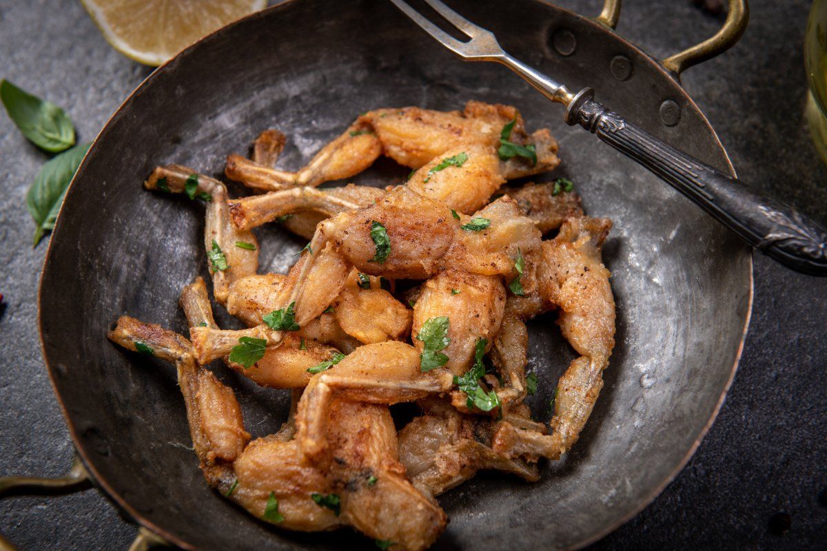 Cuisses de grenouilles dorées avec du persil frais haché.
