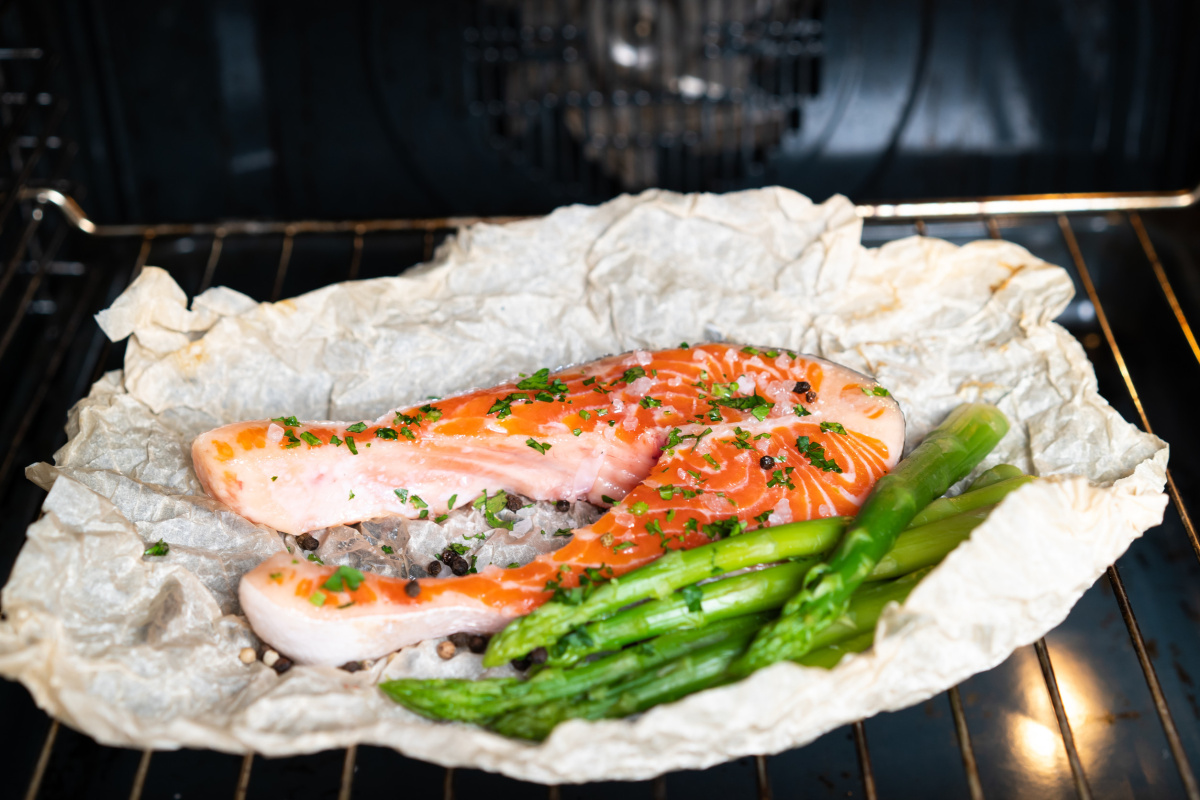 Darne de saumon et asperges assaisonn&eacute;s papillote.