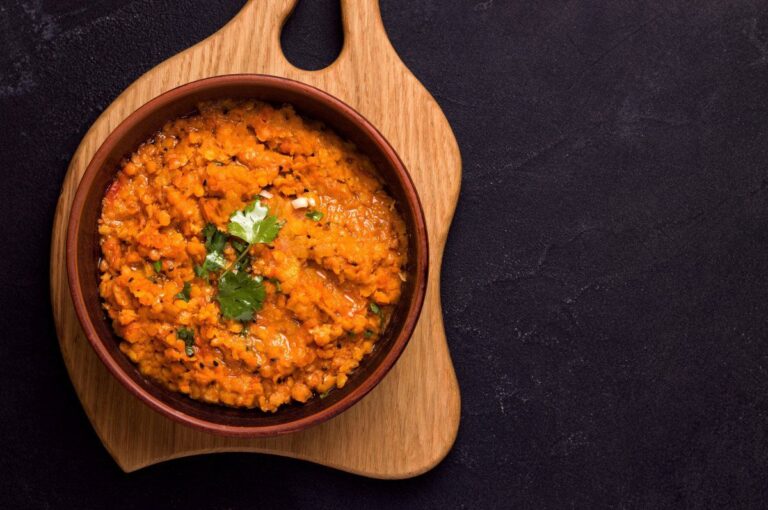 Dhal de lentilles corail traditionnel, végétarien, garni de coriandre fraîche et d'épices.