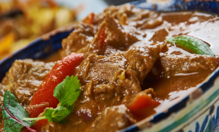 Ragoût d'agneau Dum Pukht Gosht garni de coriandre fraîche.
