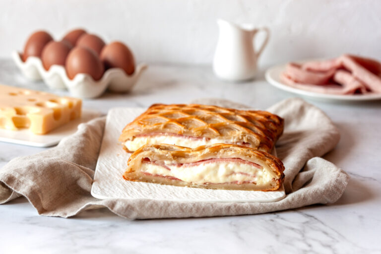 Feuilleté tressé au jambon et au fromage fondant.