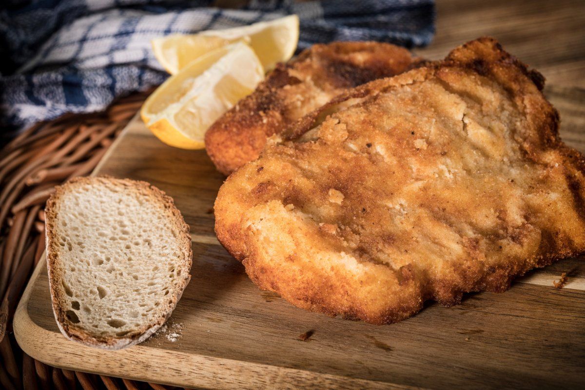Filets de cabillaud pan&eacute;s et dor&eacute;s servis avec des quartiers de citron frais.