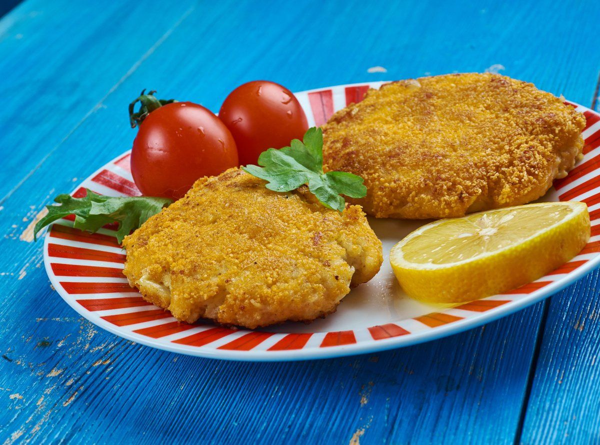 Filet de poisson pan&eacute; dor&eacute;s servies du citron.