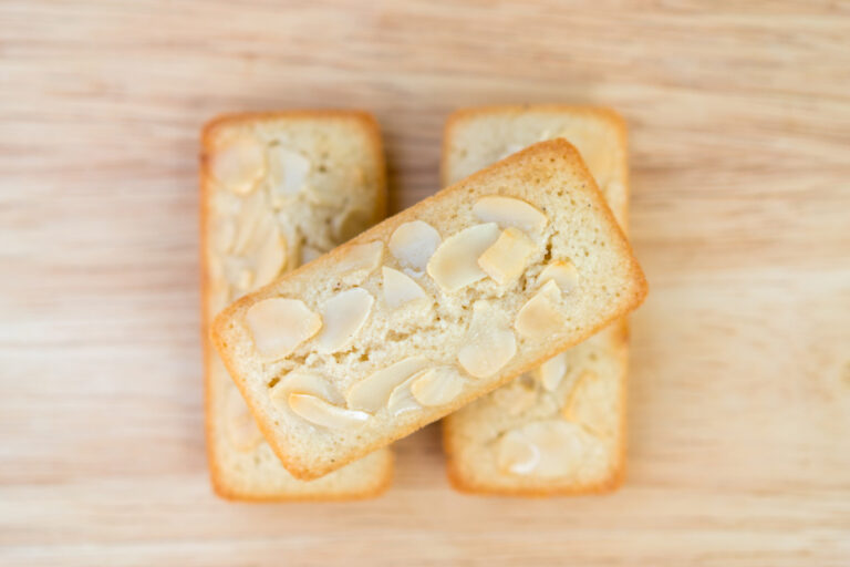 Financiers aux amandes effilées.
