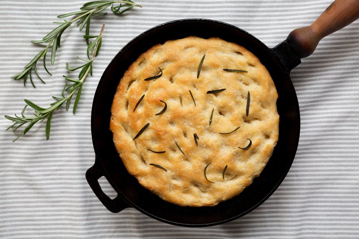 Focaccia maison au romarin cuite dans une poêle en fonte.