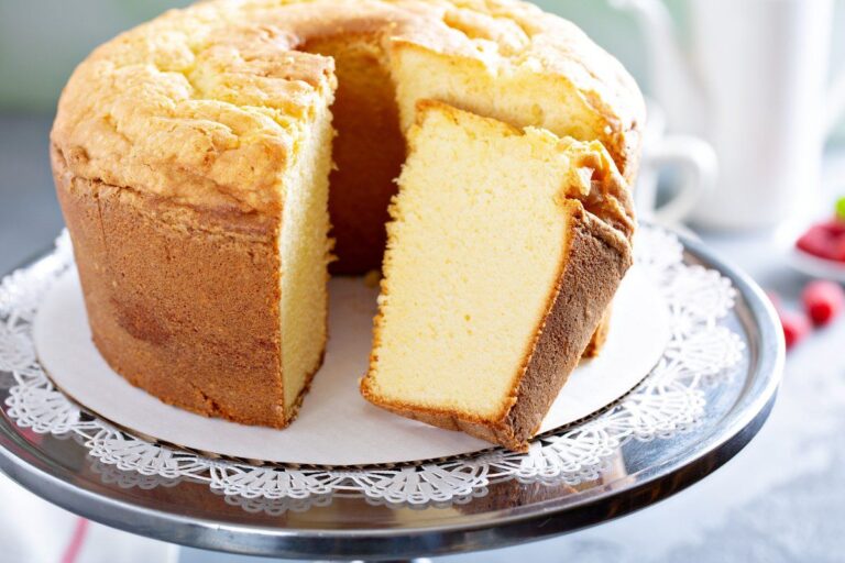 Gâteau des anges entier avec une tranche coupée.
