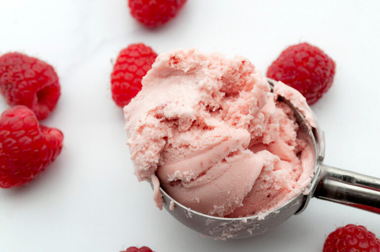 Boule de glace rose à la framboise.
