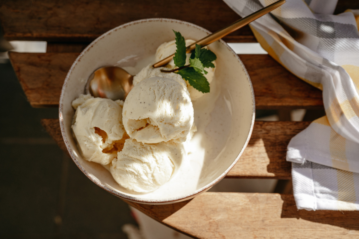 Boules de glace &agrave; la vanille cr&eacute;meuse
