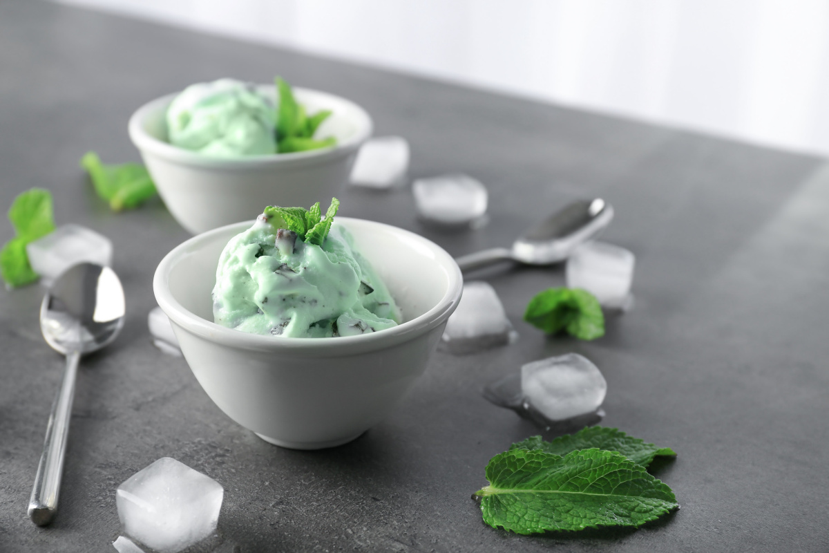 Boules de glace menthe-chocolat garnie de feuilles de menthe fra&icirc;che.