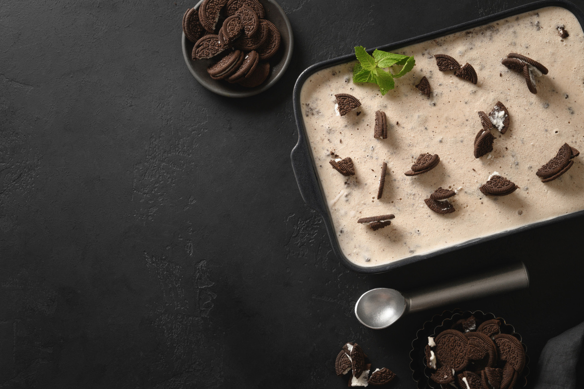 Glace vanille maison parsem&eacute;e de morceaux de biscuit au chocolat et d&eacute;cor&eacute;e de menthe.