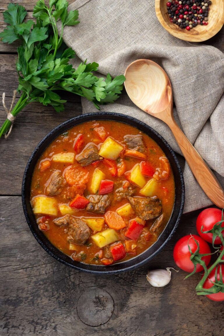 Goulash de bœuf hongrois avec pommes de terre, carottes et poivrons rouges.