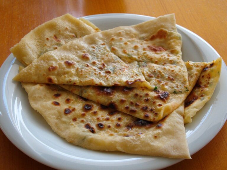 Gozleme turcs pliés en triangle et dorés à la poêle.