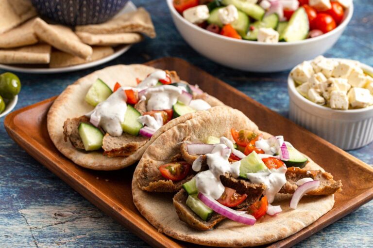 Gyros grec au pain pita avec viande, légumes et sauce blanche .