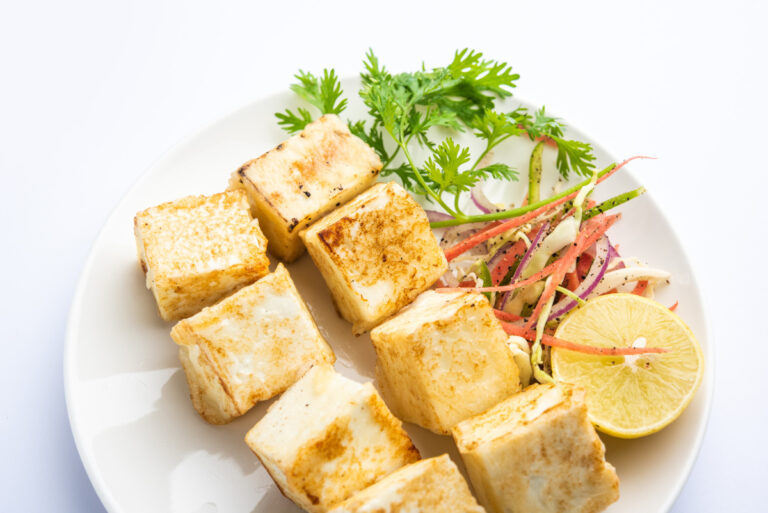 Halloumi grillé en cubes avec salade fraîche et citron