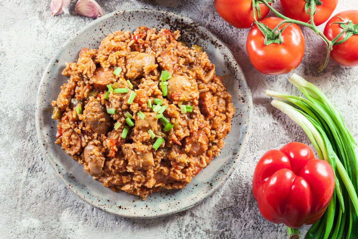 Jambalaya &eacute;pic&eacute; au poulet et &agrave; la saucisse, garni de ciboule fra&icirc;che.