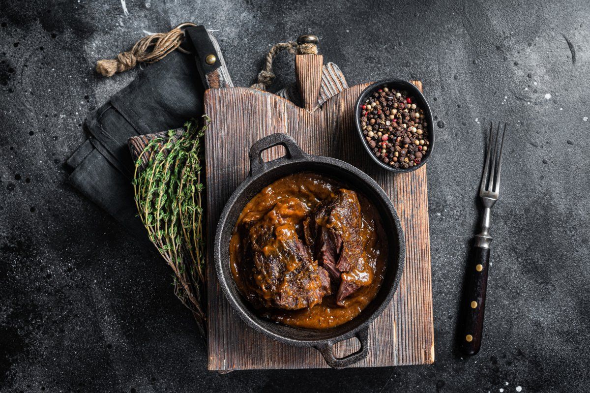 Joues de b&oelig;uf brais&eacute;es dans une cocotte.
