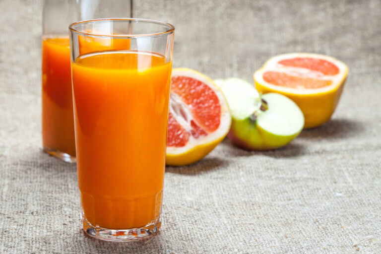 Jus de fruits frais avec pomme et pamplemousse.