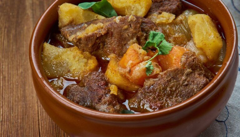 Ragoût finlandais Karjalanpaisti avec des morceaux de viande, pommes de terre et carottes.