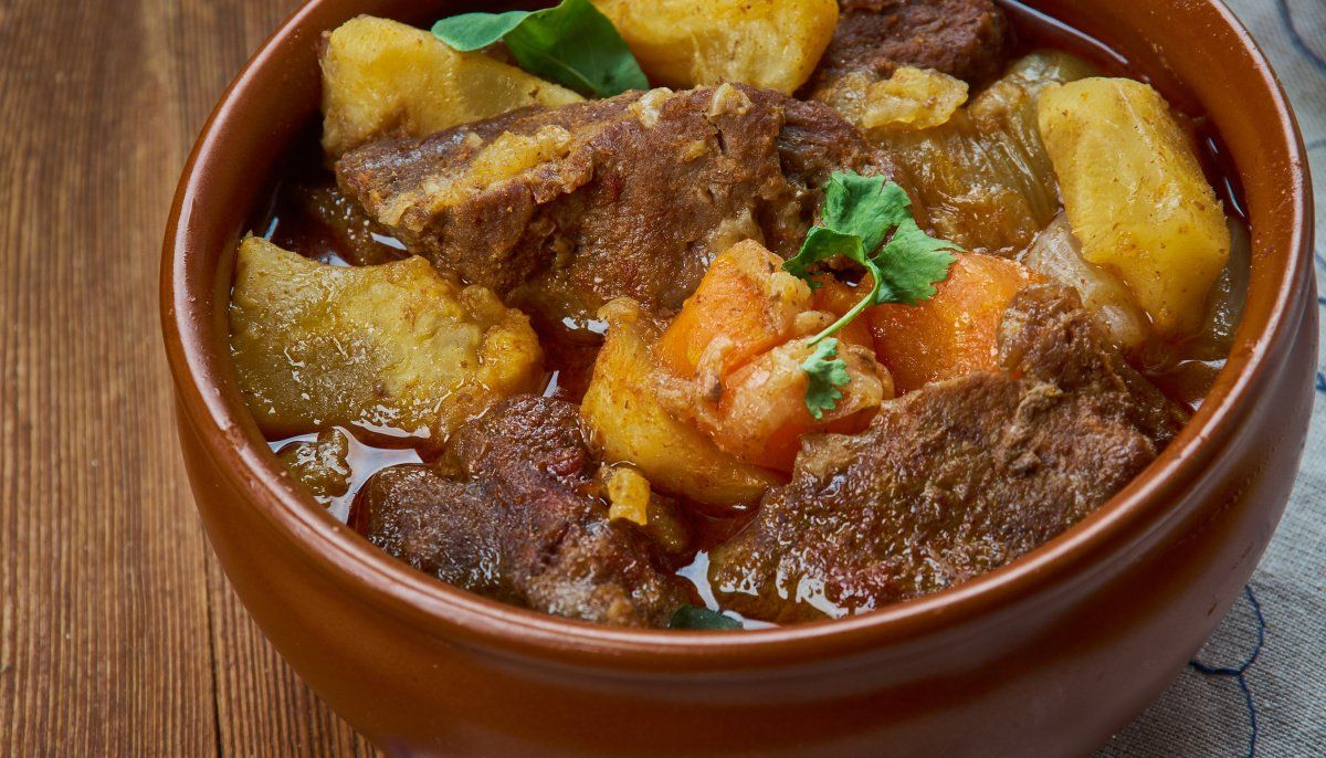 Rago&ucirc;t finlandais Karjalanpaisti avec des morceaux de viande, pommes de terre et carottes.
