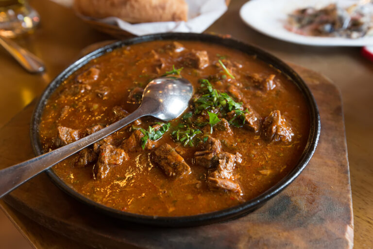Kharcho : soupe à la viande traditionnelle de la cuisine géorgienne.