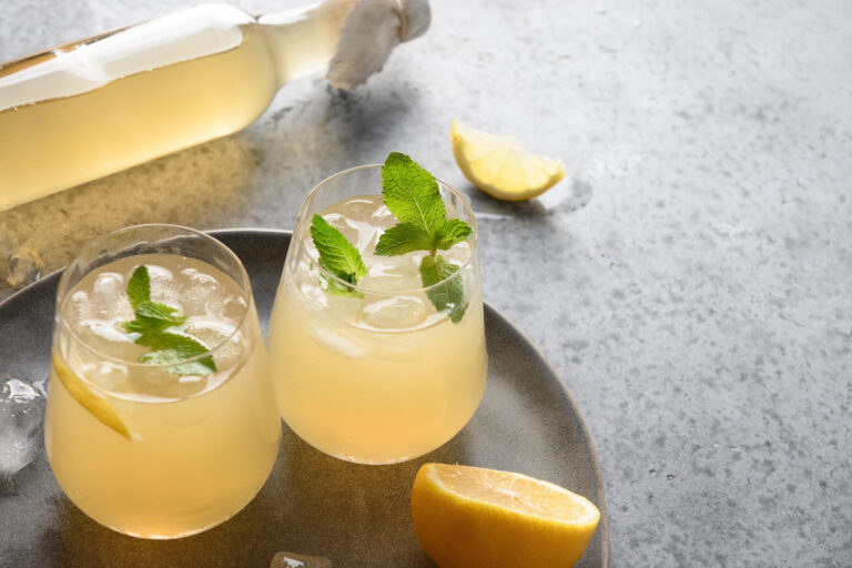 Kombucha maison avec des glaçons, du citron et de la menthe.