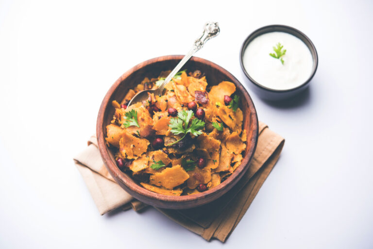Kothu parotta indien, morceaux de pain plat épicés, garnis de coriandre et cacahuètes.