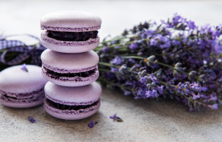 Macarons violets à la lavande.