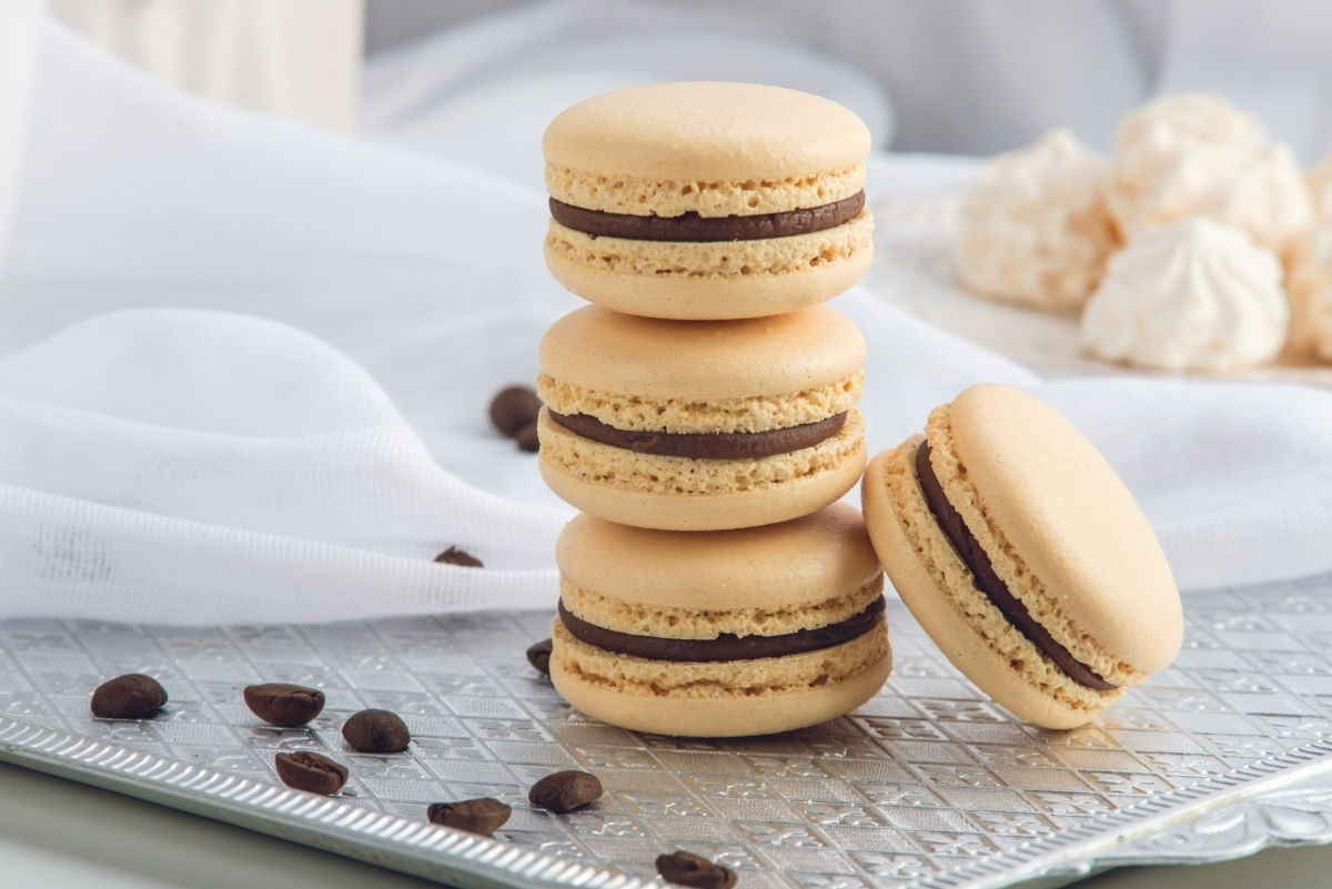 Pile de macarons au caf&eacute;.