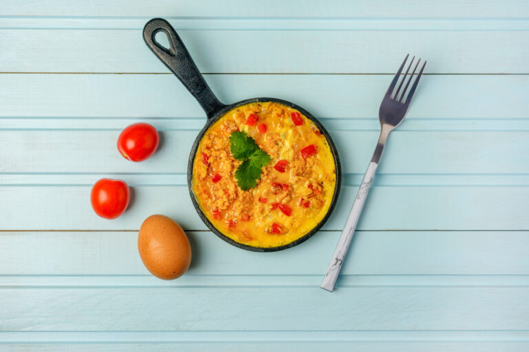 Omelette turque menemen aux œufs, tomates et poivrons, garnie de coriandre.