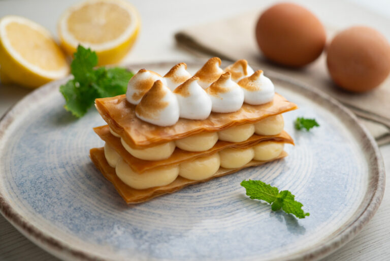 Millefeuille à la crème de citron et sa meringue dorée.