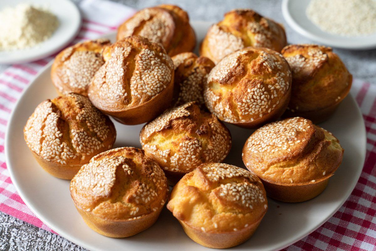 Muffins dorés au maïs et aux graines de sésame.