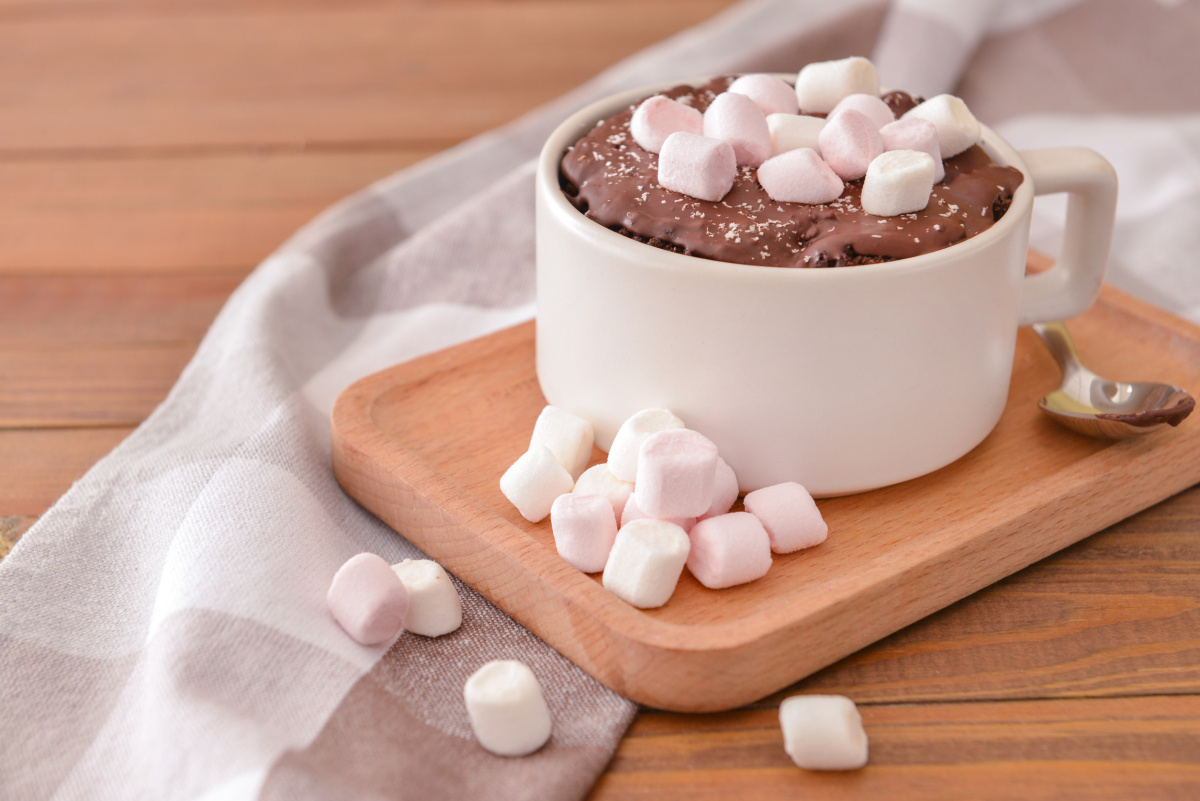 Mug cake au chocolat et a la guimauve dans une tasse.