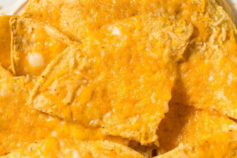 Chips tortilla croustillantes nappées de fromage cheddar fondu.