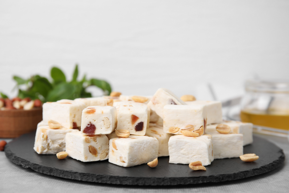 Morceaux de nougat blanc aux cacahu&egrave;tes et fruits secs.