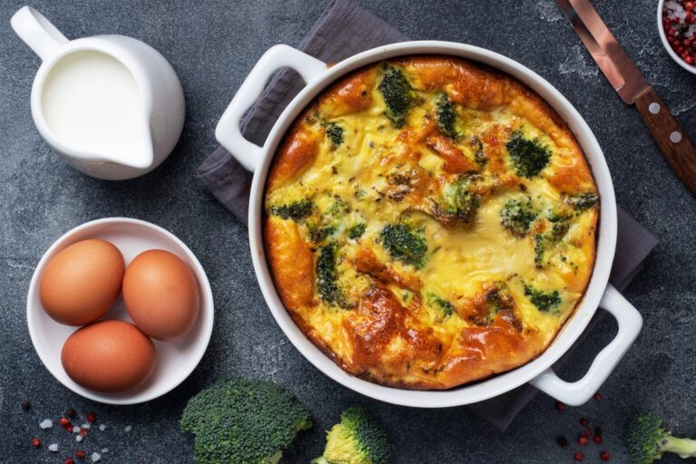 Omelette dorée au four avec des morceaux de brocolis.