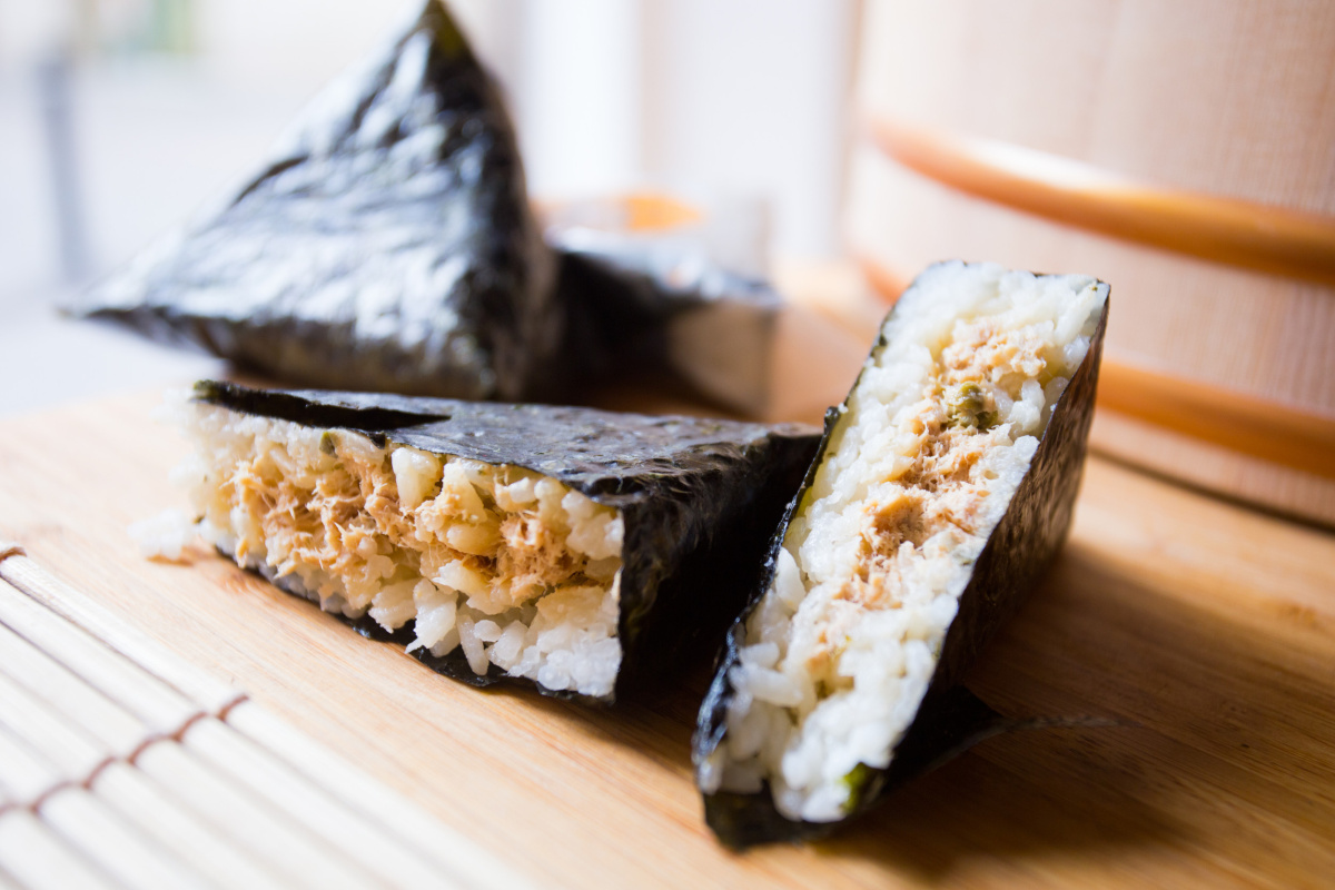 Onigirazu sushi au thon coup&eacute; en deux, montrant la garniture de riz et thon.