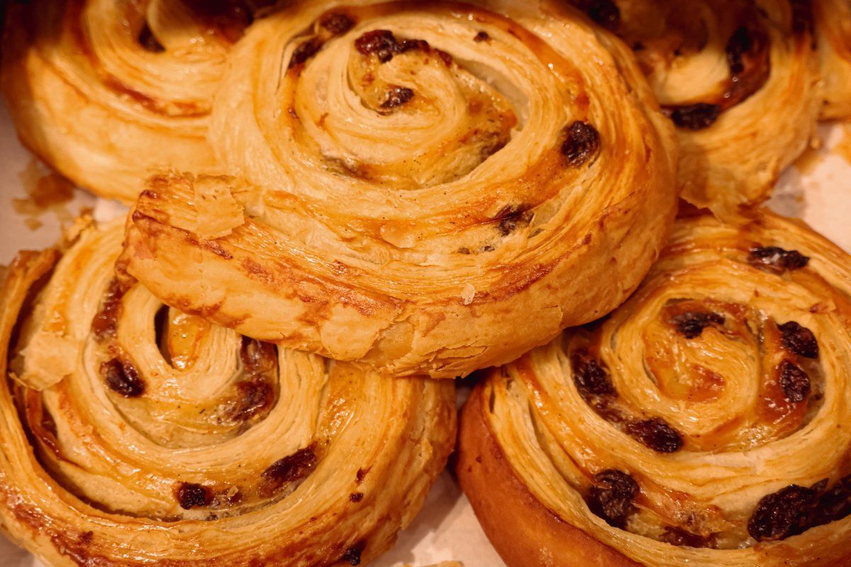 Pains aux raisins dor&eacute;s fra&icirc;chement cuits.