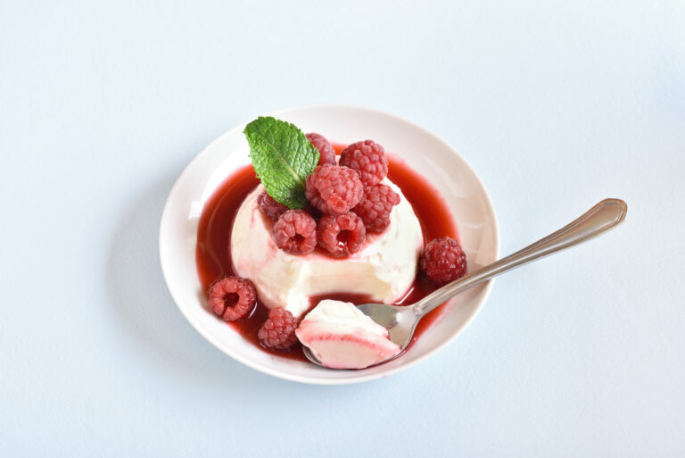 Panna cotta aux framboises fraîches et son coulis.